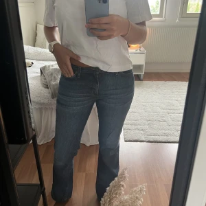 Lågmidjade jeans - Ett par lågmidjade jeans i mörkare tvätt!  Sitter som en smäck och är otroligt sköna.  De är i storlek W30 L32, sitter toppen på mig som vanligtvis har 36/38 i jeans✌🏼