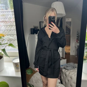 Klänning - Supersnygg kavajliknade klänning 💞 säljes för den inte kommer till användning, passar xs-s 💋