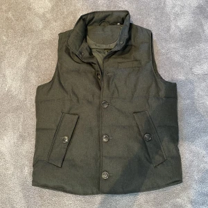 John Henric väst  - Jätte fin väst från John Henric inga defekter alls! 10/10 skick! Pris kan diskuteras! Nypris 1300kr 