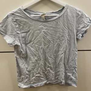 Basic tshirt - Jättefin ljusblå basic tshirt från hm. Använt få gånger pch därför i väldigt bra skick! 