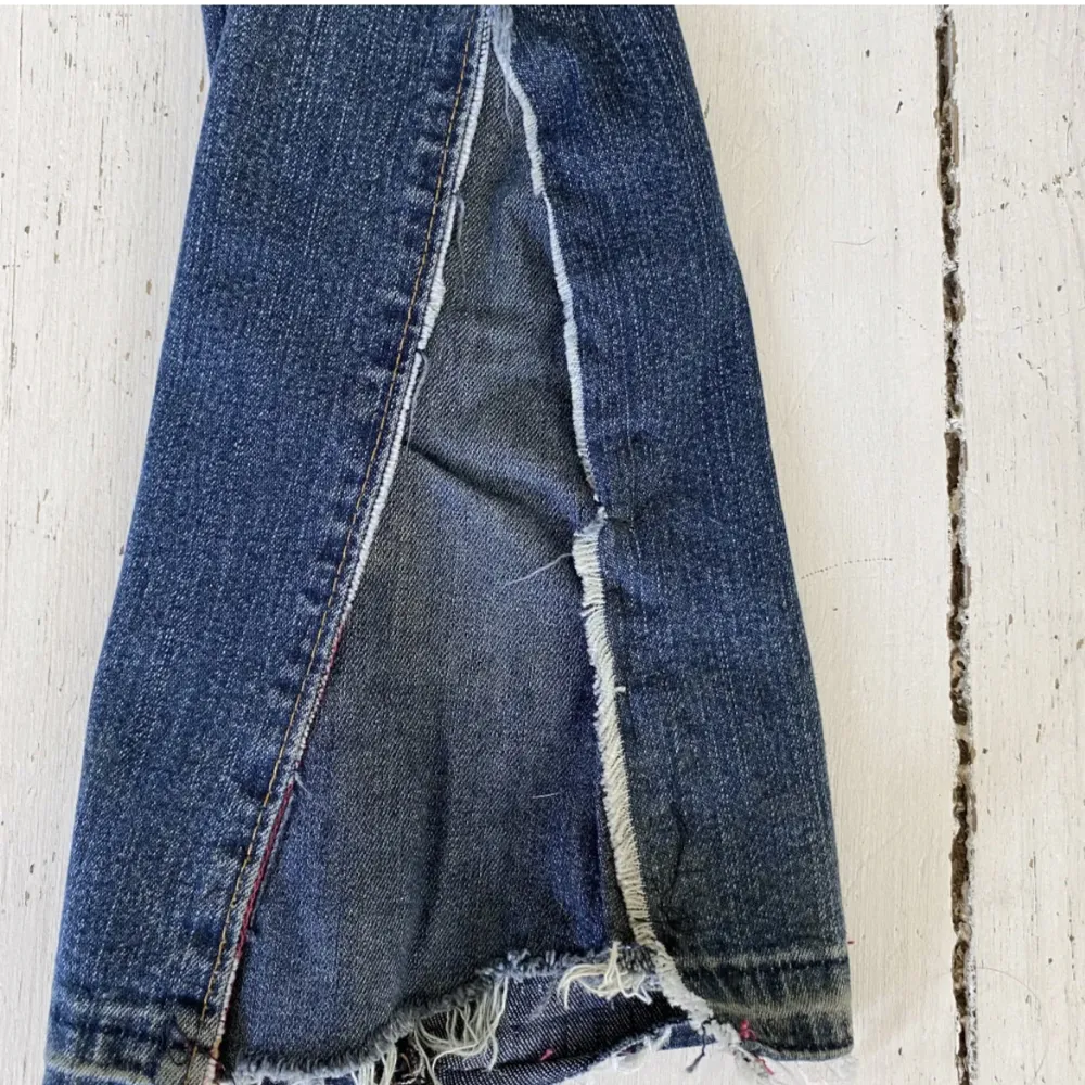 Ett par jätte fina lågmidjade jeans från miss Sixty. Midjan 35cm och innerbenslängden 78. Har sytt dem längst ner ( se sida 3) köpta på plick. Tryck inte på köp nu. Jeans & Byxor.