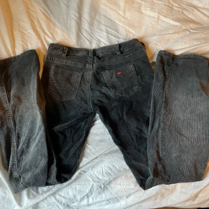 Miss Sixten låg midjade Gråa Manchesterbyxoe  - Jättefina lågmidjade Manchester byxor som tyvärr inte kommer till användning, har massa fler bilder och svarar gärna på frågor!😊😊