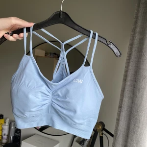 ICIW sport-bh (oanvänd) - En otroligt skön sport-BH från ICIW med scrunch-detalj. Köptes för 399 :- och säljer för 199:-