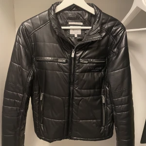 Pepe Jeans - Läderjacka - Dunjacka i läder av märket Pepe Jeans London i storlek 164. Passar som XS/S