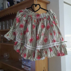 Geön kjol med hjärtan & mönster! - Storlek; SMALL