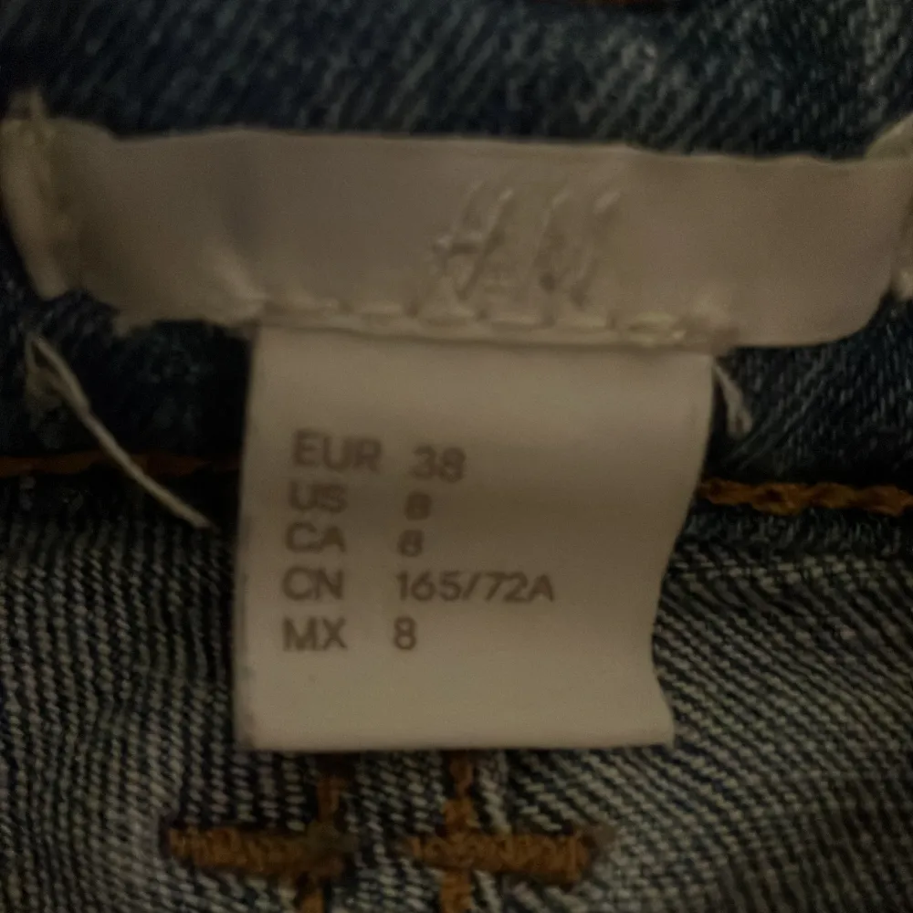 Ett par väldigt fina jeans som inte säljs på h&m längre. Använt dessa Jens ett fåtal gånger, och de är i väldigt gott skick💗💗Är lite osäker på orginalpriset då jag fick de i present. Kan tänka mig sälja för billigare då de varit ute på Plick länge nu. Jeans & Byxor.
