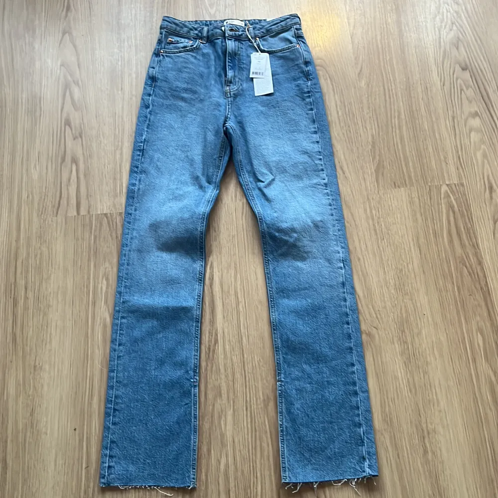 Helt nya jeans med slits från ginatricot!🫶🏼. Jeans & Byxor.