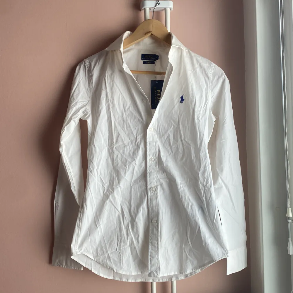 Helt ny enkel vit skjorta i storlek 4 (34-36). Kostar ny typ 1500 din för 900kr . Skjortor.