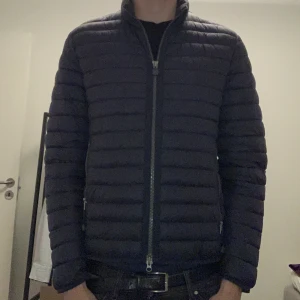 Marc O’polo jacka, strl M, marinblå - Marinblå jacka, bra kvalitet. Inte använd allt för mycket så bra skick. Nypris runt 1200, mitt pris 600kr