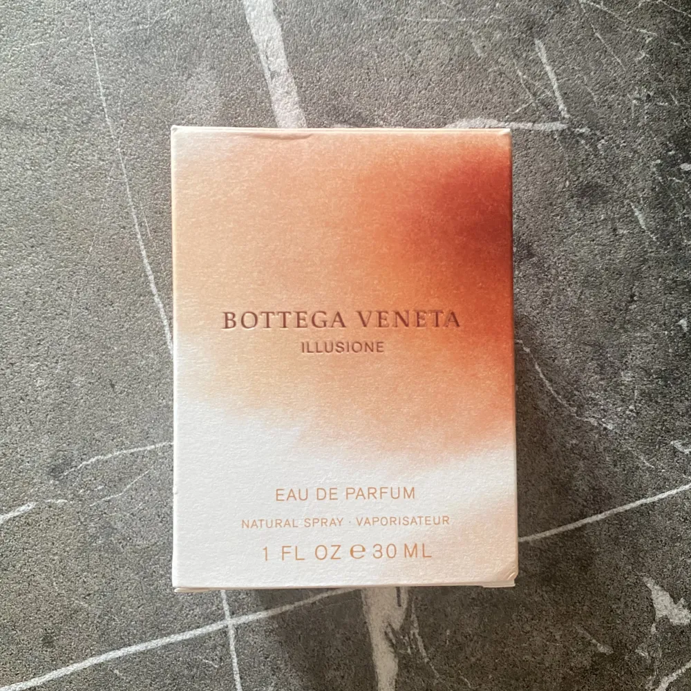 Säljer denna parfym från Bottega Veneta i doften Illusione🧡 det återstår ca 1/3 i flaskan vilket motsvarar ca 10 ml.  Nypris är ca 600kr.. Parfym.