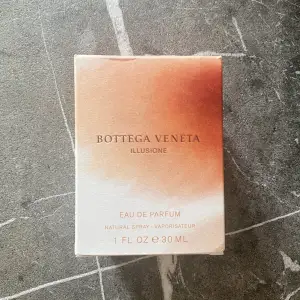 Säljer denna parfym från Bottega Veneta i doften Illusione🧡 det återstår ca 1/3 i flaskan vilket motsvarar ca 10 ml.  Nypris är ca 600kr.
