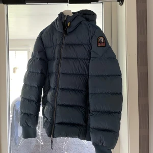 Parajumper jacka - En skit fet parajumper jacka (äkta)  Den är i riktigt bra skick och är helt perfekt som vinter jacka men även när de är lite kyligare på vår eller höst. Bara skriva om du har frågor. Passar S och lite större. Nypris ligger på drygt 7500kr