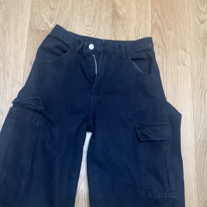 Svarta cargobyxor 34 - Endast provade
