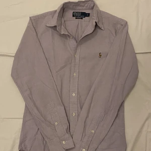 Ralph lauren skjorta - Lila Ralph lauren skjorta| storlek s (passar mer som M, imo)| skick 7/10| säljes billigt så pris är ej diskuterbart tyvärr.