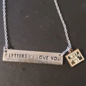 Why Don't We halsband - Halsband från Why Don't We som jag köpte 2018. Väldigt gullig💞  8 letter= I love you❤️