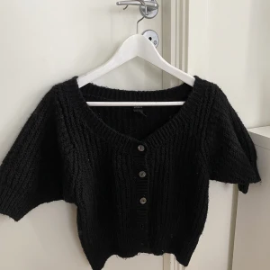 Stickad kortärmad kofta - Söt stickad kortärmad kofta från Lindex 