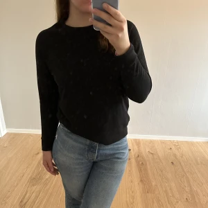 Sweatshirt  - Vanlig svart sweatshirt från HM. Bra skick och sparsamt använd.