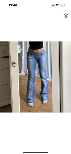 Lågmidjade bootcut jeans, vintage från Freesoul 💕 midja: 76cm innerben: 85cm 