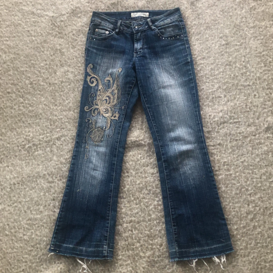 Blå jeans med broderi