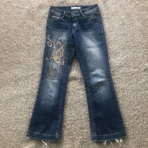 Ett par blå jeans med broderi på högra låret från Auposen- jeans🤍 säljer för att dom inte kommer till andvändning och i bra skick. Kommer börja med 250kr men om det är flera intresserade så blir det budgivning😌💞
