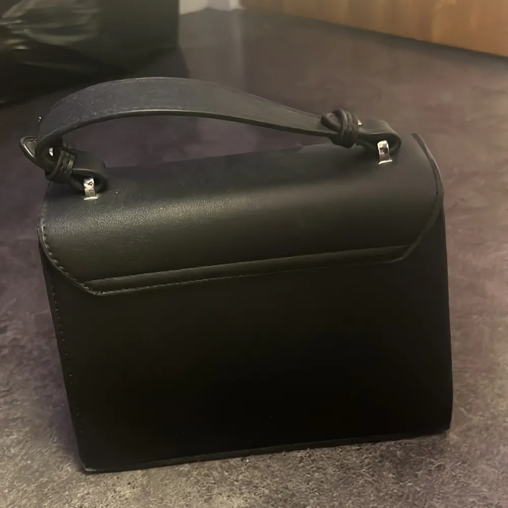Jättefin svart handväska med ganska mycke utrymme. Har tyvärr inget axelband till den. Väskor.