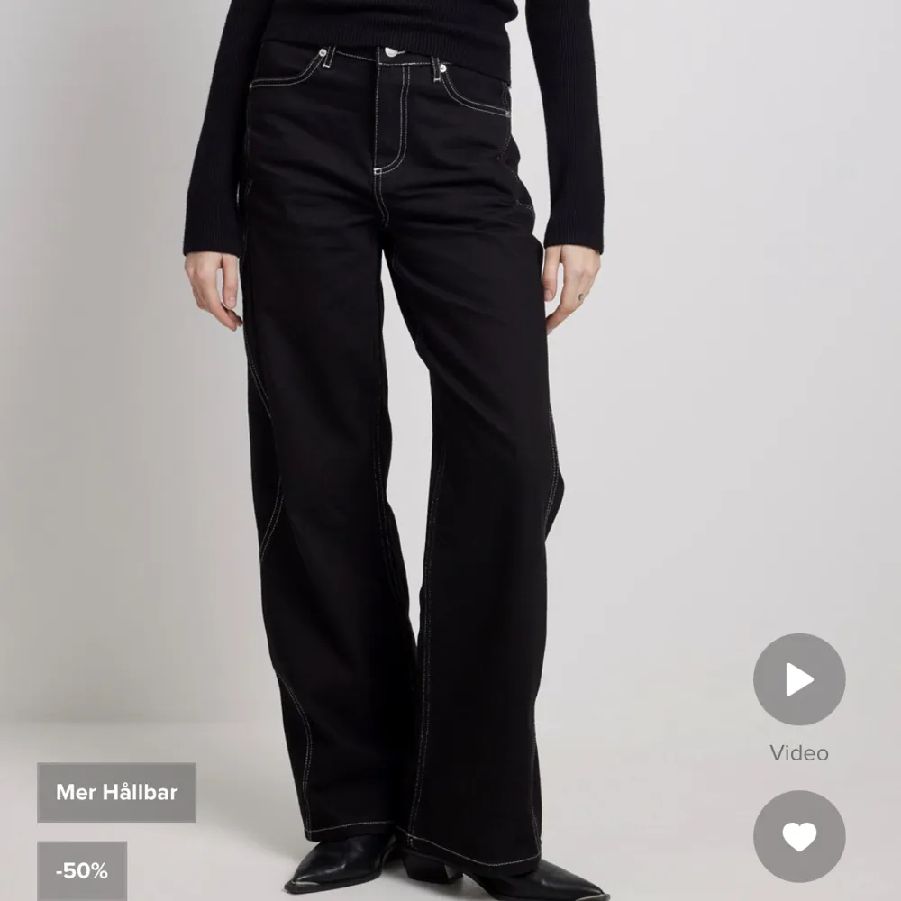 Vida jeans från NA-KD med vita sömmar. Aldrig använda pga inte passade. Nypris 700. Jeans & Byxor.