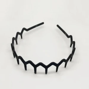 Svart hårband - Ett jättefint svart hårband med en unik design som formar håret jättefint. Var väldigt populära på 2000-talet. För mer info och bilder skriv privat.