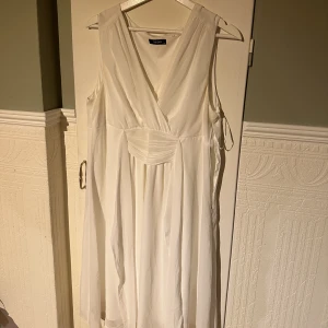 studentklänning - vit klänning till student eller annat.  använd en gång!