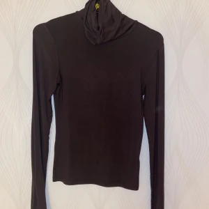 Brun tröja - Enkel brun tröja. Tunn i materialet. Lite använd. Sitter tajt.  Storlek XS ifrån BikBok