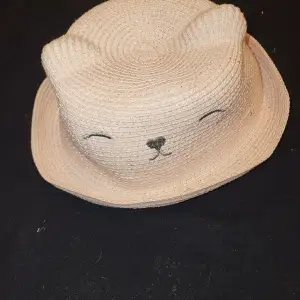 En väldigt liten hatt anpassat för barn 