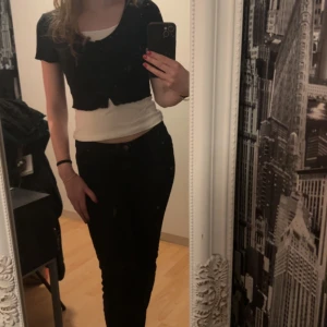 Kort tshirt - kofta - En jätte söt och fin kofta som höjer outfiten 🥰