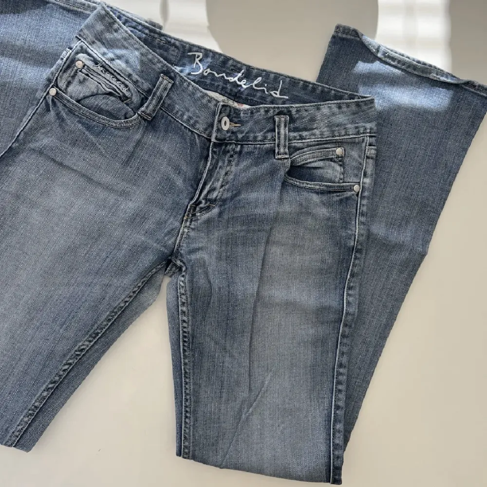 Säljer mina älskade favo jeans! Säljer för att jag inte ansvänder så ofta längre men dom har länge varit en favorit. Dom har ett rätt stort hål o rumpan som är lätt att sy igen me därav det låga priset!💙. Jeans & Byxor.
