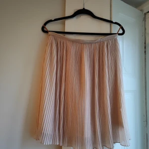 Veckad kjol - Handgjord beige naken plisserad kjol.  Bältes diameter 38 cm.