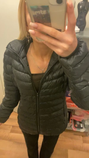 Everest jacka - Everest jacka i fint skick inga hål säljer pga att jag inte använder den 