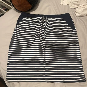 Kjol - Jätte mörk blå nästan svart randig kjol. Aldrig använt och är i mjukis material