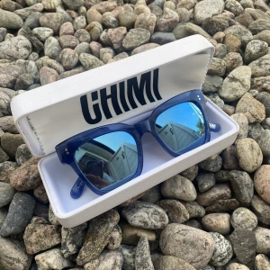 Chimi spegelglas 005 - Superfina solglasögon från chimi, aldrig använda så är i jättefint skick!! Modell 005 färg Acai. Nypris 1250kr