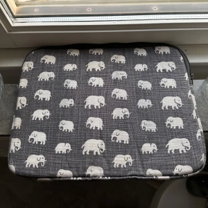 Svenskt tenn datorfodral - Jättefint datafodral från svenskt tenn!Köpt för 1100kr säljer direkt för 800kr lägrebud privat går bra!Har en smink fläck på sig som inte går bort men annars fint skick i funktion osv.32cm gånger 25cm färgen säljs inte längre & andra färger är slutsålda