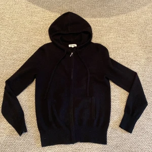 Soft goat sip hoodie - Säljer denna svarta soft goat hoodie som dessvärre inte kommer till användning längre. Har använt den ganska mycket men är ändå i bra skick.💗