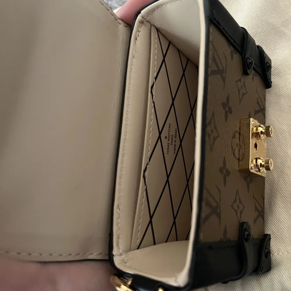 Louis Vuitton essential mini trunk bag!  köptes 2020 och inte använd sen dess (plast på låst på bild 2) pris kan alltid diskuteras💖. Väskor.
