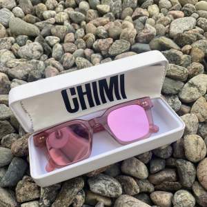 Superfina glasögon från chimi, knappt använda så är i superfint skick!! Säljer pga får ej användning för dem. Nypris 1250kr. Modell 004 färg Guava