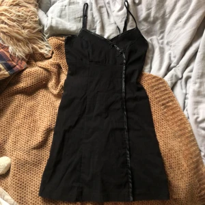 svart mini klänning - super fin tight svart kort klänning i perfekt skick. läs bio innan köp och tyck gärna på köp nu. 