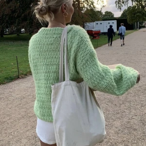 Grön stickad tröja  - Jättemysig stickad tröja som påminner om den på första bilden! (Lånad) Storleken står inte i men sitter som en S ungefär <3 Använder inte längre 