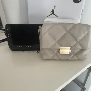 Väskor - Säljer dessa två as snygga väskor då dom inte kommer till användning längre. Den svarta är från Åhléns och kostar 500 odinarie pris och den vita är från hm och kostar ca 250 odinarie pris. Jag säljer båda för 50 kr styck💕 kom privat för med bilden💕