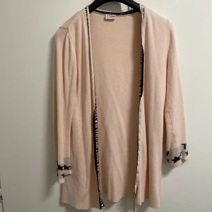 Kofta  - En fin ljus rosa kofta som är använd.