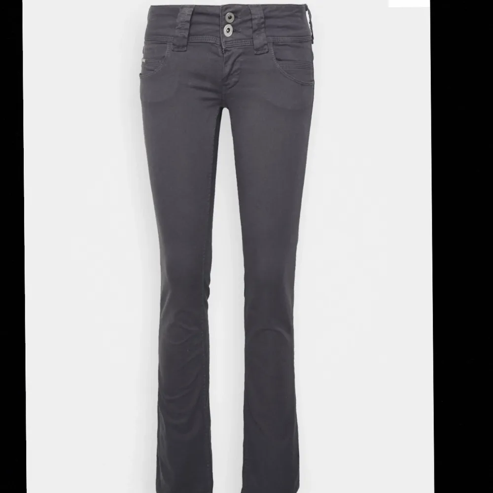 Mörkgrå lågmidjade jeans från Pepe Jeans, använda 1 gång och säljer pga garderobsrensning💕Dem sitter i straight/lite bootcut fit. Köpta på Zalando för 900, dem är i nyskick och har inga defekter. Skulle passa någon som är runt 160🫶. Jeans & Byxor.