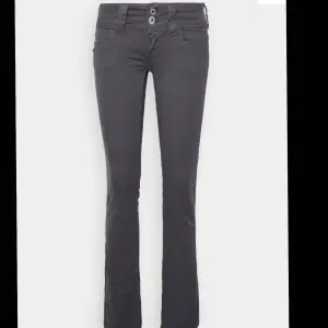 Mörkgrå lågmidjade jeans från Pepe Jeans, använda 1 gång och säljer pga garderobsrensning💕Dem sitter i straight/lite bootcut fit. Köpta på Zalando för 900, dem är i nyskick och har inga defekter. Skulle passa någon som är runt 160🫶