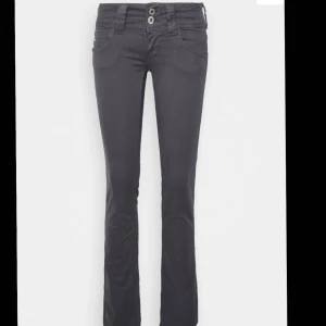 Low waist pepe jeans - Mörkgrå lågmidjade jeans från Pepe Jeans, använda 1 gång och säljer pga garderobsrensning💕Dem sitter i straight/lite bootcut fit. Köpta på Zalando för 900, dem är i nyskick och har inga defekter. Skulle passa någon som är runt 160🫶