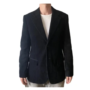 Matinique Kavaj - Svart Matinique kavaj i Manchester material. Storlek 48. Kavajen är i fint skick, inga defekter. Vårat pris: 199kr. Modellen är 181cm och väger 70kg (för stor för modellen). Pris kan diskuteras. Hör av dig vid frågor och funderingar! 