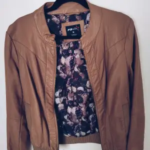 Worn once, great condition. Bomber-shaped light brown leather jacket. 