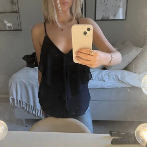 Volang Linne - Säljer detta marinblåa volanglinne från Vila🫶🏻